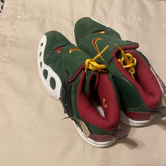 Nike zoom GP size 9 green burgundy and yellow 8/10 some yellowing on bottom - Picture 4 of 9